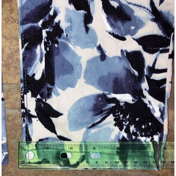 CHICO'S PLATINUM sz 8  sz 1 Blue Impressionist Floral Cotton Denim Stretch Jeans - Picture 4 of 5